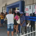 t9PMAUfT-pessoas-na-frente-agencia-caixa-economica-federal-banco-de-feira-de-santana-foto-paulo-jose-acorda-cidade-03-jpg