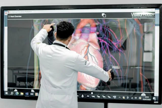 tDAGqstJ-Sala-de-aula_Mesa-Anatomica-na-unef-curso-de-medicina-jpg
