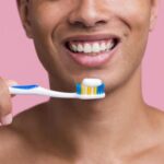 tKpc07oA-escova-de-dentes-creme-dental-sorriso-foto-freepik