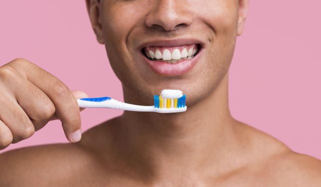 tKpc07oA-escova-de-dentes-creme-dental-sorriso-foto-freepik