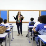 vXDzv9xF-professor-em-sala-de-aula-jpeg