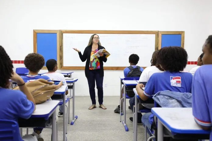 vXDzv9xF-professor-em-sala-de-aula-jpeg