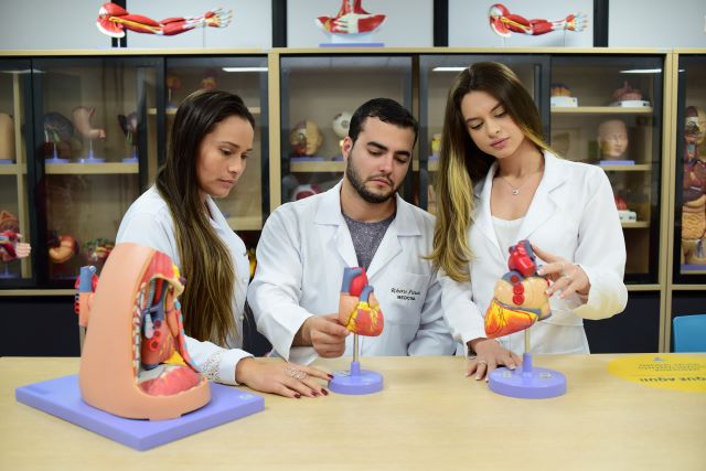 wYDyNEeY-Estudantes-Medicina_Laboratorio-3D-na-Unex