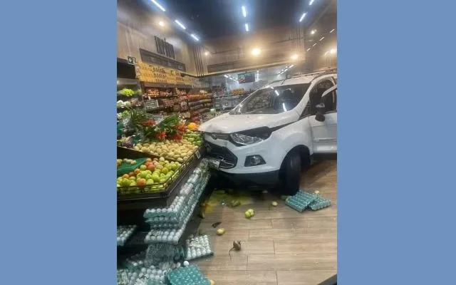 zAdWCick-carro-invade-supermercado-em-salvador-foto-reproducao-g1-jpg