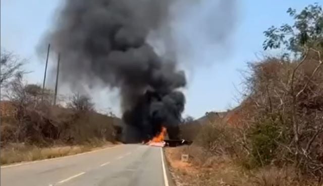 069YCOWb-carreta-pega-fogo-achei-sudoeste