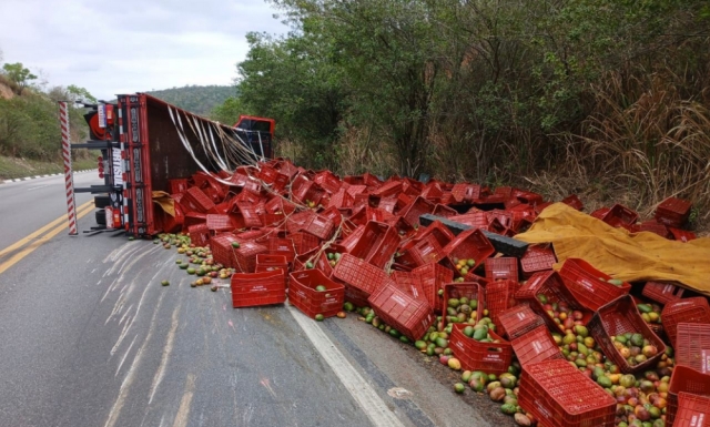 2ONIsjqd-Acidente-carreta-de-mangas