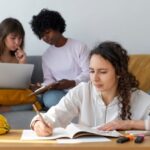 2hcbVqla-colegas-fazendo-trabalho-em-equipe-estudantes-projeto-ft-freepik