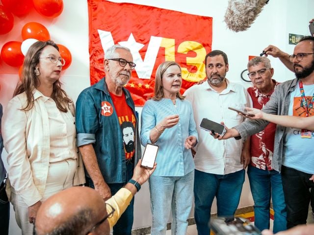 2uSiOCkB-Em-Feira-Gleisi-Hoffmann-afirma-que-eleicoes-de-Waldenor-e-Ze-Neto-sao-prioridades-do-PT-foto-ascom-PT-BA