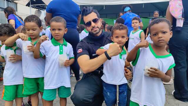 CNlY34eC-Dia-das-Criancas-Policia-Civil-realiza-acao-com-brincadeiras-e-distribuicao-de-presentes-7