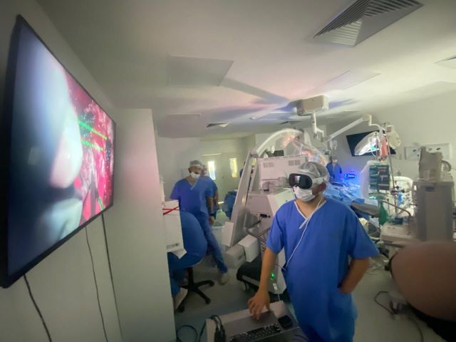 Dvxhucsf-oculos-realidade-em-cirugia-hgca-foto-divulgacao2