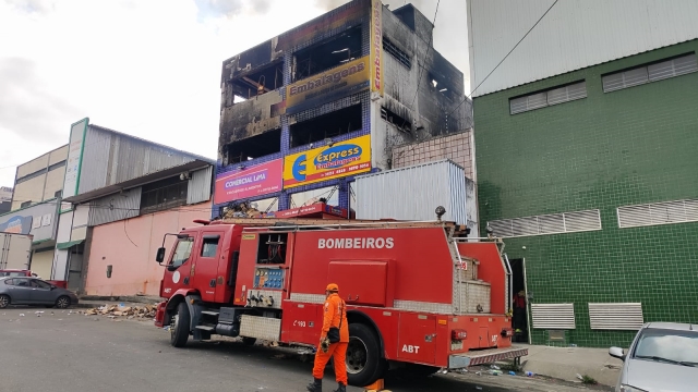 EcFKKhd8-Incendio-na-Rua-Miguel-Mathias-no-Centro-de-Abastecimento-ft-ed-santos-acorda-cidade2