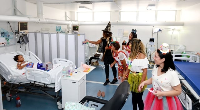 Emv72eB7-HEC-Feira-de-Santana-criancas-no-leito-Dia-das-Criancas