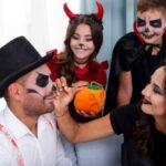 FxWLhGTK-mulher-pintando-o-rosto-de-maridos-para-o-halloween_freepik-fantasias