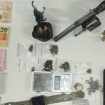 K7A7C9P9-casal-preso-em-frlagrnte-com-arma-municao-e-drogas
