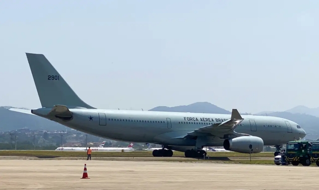 NzFDex5d-Aviao-FAB
