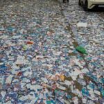 Oz7NGoLd-santinhos-politicos-eleicoes-espalhados-pelas-ruas-foto-acorda-cidade