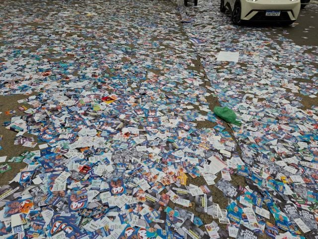 Oz7NGoLd-santinhos-politicos-eleicoes-espalhados-pelas-ruas-foto-acorda-cidade