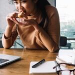 UPXO0HCo-mulher-comendo-no-local-de-trabalho_23-2147689805