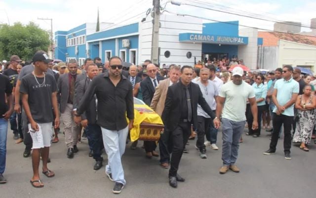 VmwgAeup-corpo-de-Ariel-da-Martins-e-sepultado-em-Queimadas