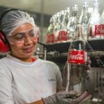 YvSfgnq1-funcionario-funcionaria-industria-fabrica-coca-cola-refrigerante-sola-bahia-foto-divulgacao