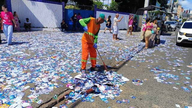 buKPJwSt-limpeza-publica-dos-santinhos-eleicoes-ft-ed-santos-acorda-cidade