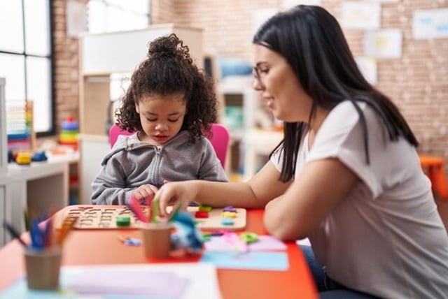 criancas-ensino-sala-de-aula-freepik-