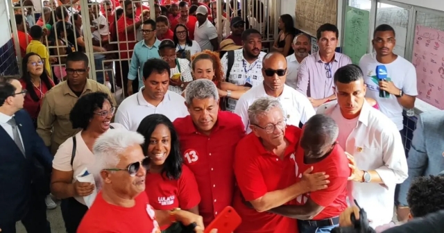 d04QtiUC-Luiz-Caetano-vota-no-2C2B0-turno-em-Camacari-