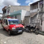 eUq4WYXi-acidente-em-coite-idoso-cai-de-telhado