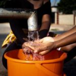 hiFIhzar-consumo-de-agua-lavando-as-maos-foto-freepik