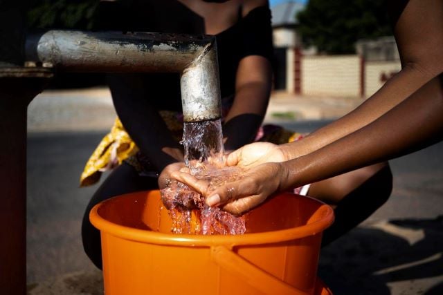 hiFIhzar-consumo-de-agua-lavando-as-maos-foto-freepik