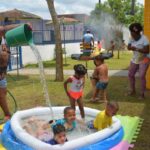 hjHeKbRr-Escolas-municipais-celebram-Dia-das-Criancas-com-banhos-em-piscinas-plasticas-e-exercicios2