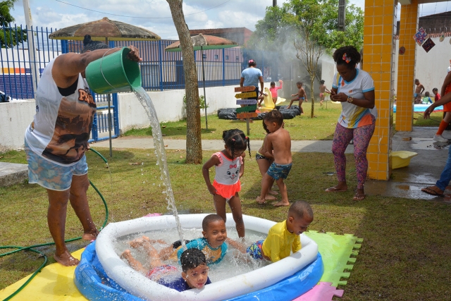 hjHeKbRr-Escolas-municipais-celebram-Dia-das-Criancas-com-banhos-em-piscinas-plasticas-e-exercicios2