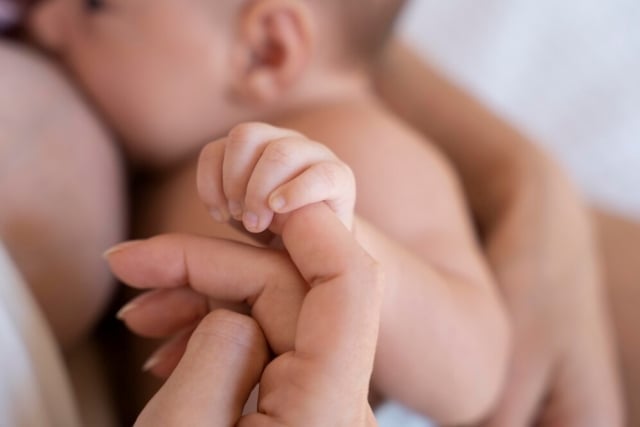 periodo-pos-natal-com-mae-e-filho-amamentacao-freepik