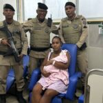 rZY27672-policiais-militares-salvam-bebe-em-salvador
