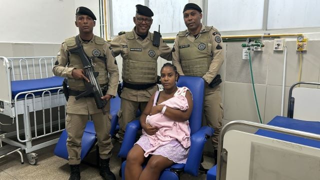 rZY27672-policiais-militares-salvam-bebe-em-salvador