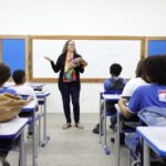 suBJZxFN-professor-em-sala-de-aula