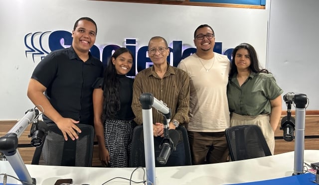 tK4GWJRA-estudantes-pesquisam-a-conexao-entre-locutores-e-ouvintes-da-Radio-Sociedade-ft-rafaela-paim-acorda-cidade