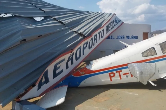yQU18tdk-2242-achei-sudoeste-aeronave-atingida-por-telhado-apos-redemoinho-no-aeroporto-de-paramirim