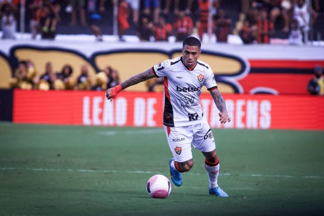 ynYXTqiq-lucas-esteves-em-acao-contra-o-bragantino-foto-mauricia-da-matta-bahia-noticias