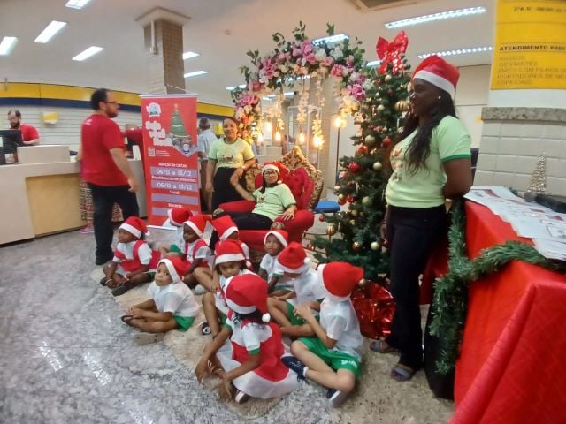 1HJxor2O-alunos-creche-filhos-da-terra-em-feira-de-santa-evento-papai-noel-dos-correios-foto-ney-silva-acorda-cidade