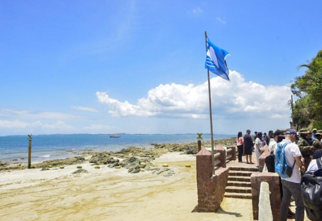 1nUx5BRQ-Selo-Bandeira-Azul-qualifica-turismo-de-sol-e-praia-na-Bahia-Foto-Ascom-SeturBA