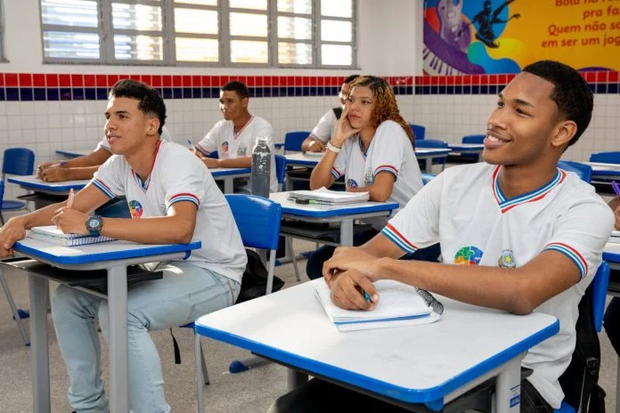 4zVOEWi9-alunos-sala-de-aula-rede-estadual