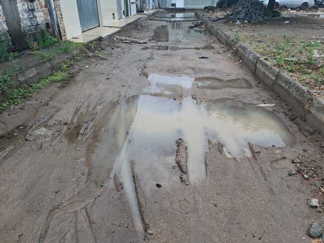 Chuvas-pioram-situacao-em-rua-com-obra-inacabada-moradores-ficam-sem-poder-sair-de-casa-6
