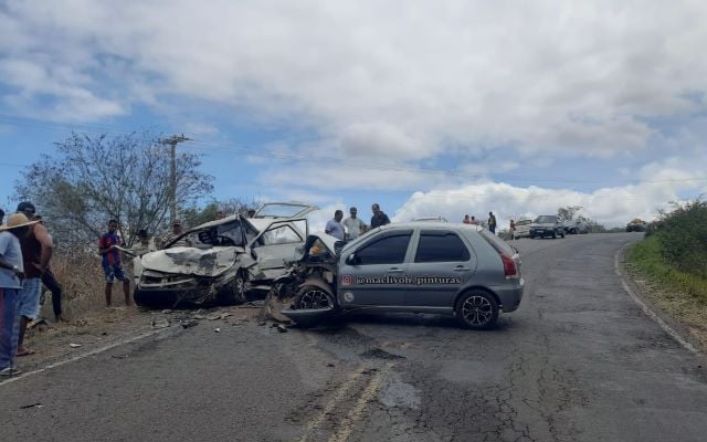 FD53y6Eu-Acidente-deixa-um-morto-e-quatro-feridos-na-BA-026-duas-criancas-estao-entre-as-vitimas