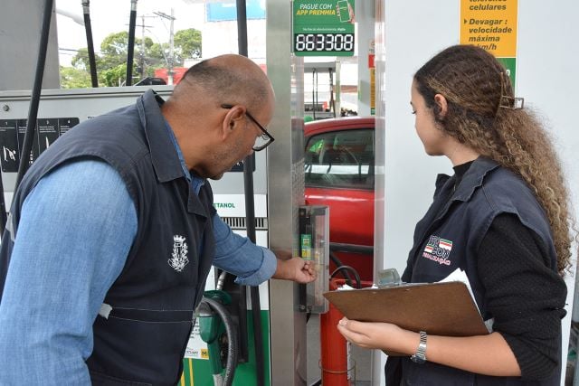Fiscalizacao-do-PROCON-em-postos-de-gasolina-Foto-Valdenir-Lima-9