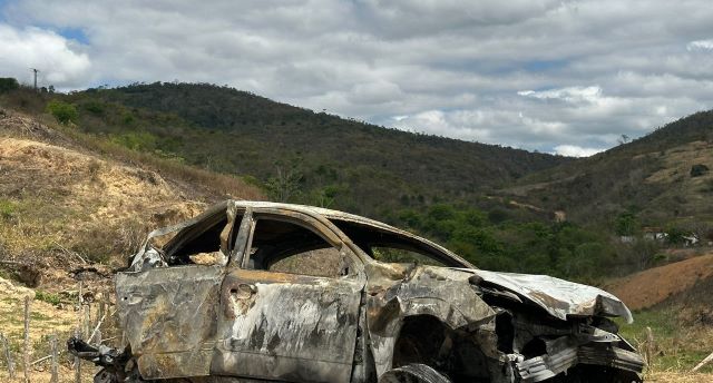NgkChtrU-acidente-br-116-carro-pega-fogo