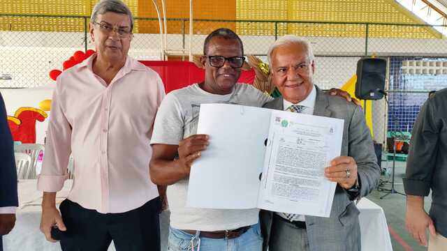 Prefeitura-entre-escrituras-a-moradores-do-conjunto-Paulo-Souto-em-Feira-de-Santana-1