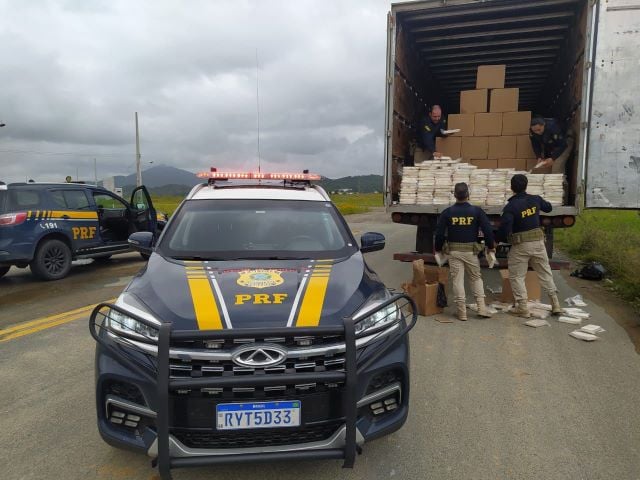YEQy5dHa-policia-apreende-mais-de-uma-tonelada-de-droga