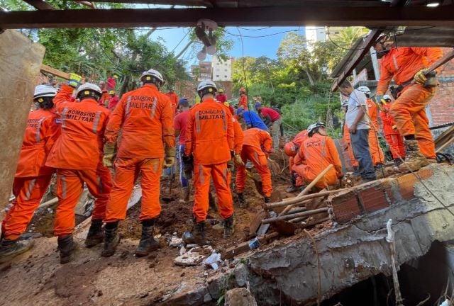 corpo-de-bombeiros-buscam-jovem-soterrado-apos-deslizamentos-em-saramadaia-em-salvador-1