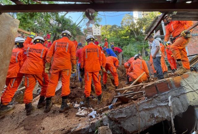 corpo-de-bombeiros-buscam-jovem-soterrado-apos-deslizamentos-em-saramadaia-em-salvador
